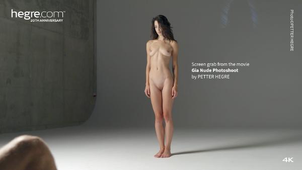 Sesión de fotos desnuda de Gia Póster #3