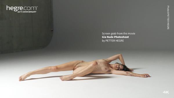 Sesión de fotos desnuda de Gia Póster #6