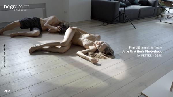 Jolie primera sesión de fotografías desnuda #16