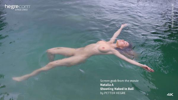 Natalia A skyder nøgen på Bali #23